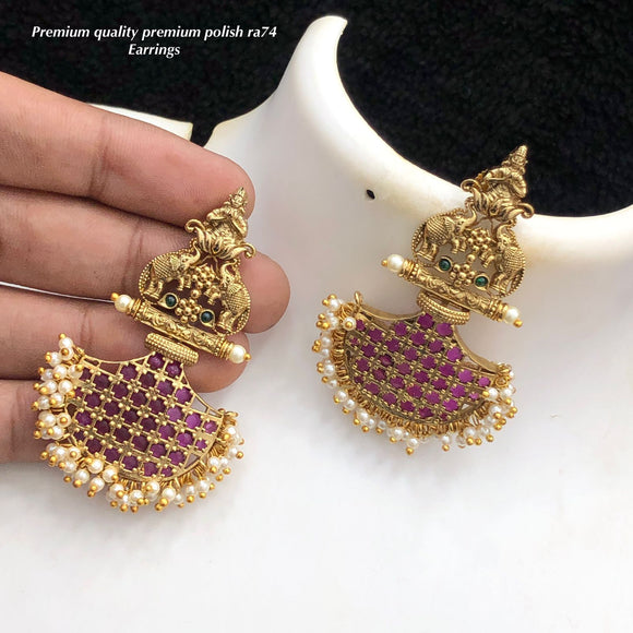 Sunita , Beautiful earrings in matte gold finish -SHAKI001KA