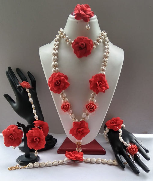 MORNI, PEACOCK FEATHERS AND CONCH SHELL NECKLACE SET FOR HALDI
